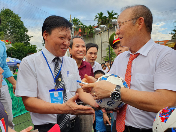 Ông Park Hang Seo hứa sẽ làm hết mình vì bóng đá Việt Nam - Ảnh 8. Ông Park Hang Seo hứa sẽ làm hết mình vì bóng đá Việt Nam - Ảnh 8.