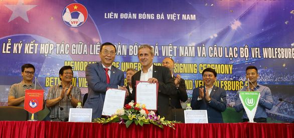 VFF ký thỏa thuận hợp tác với CLB Wolfsburg của Bundesliga - Ảnh 1. VFF ký thỏa thuận hợp tác với CLB Wolfsburg của Bundesliga - Ảnh 1.