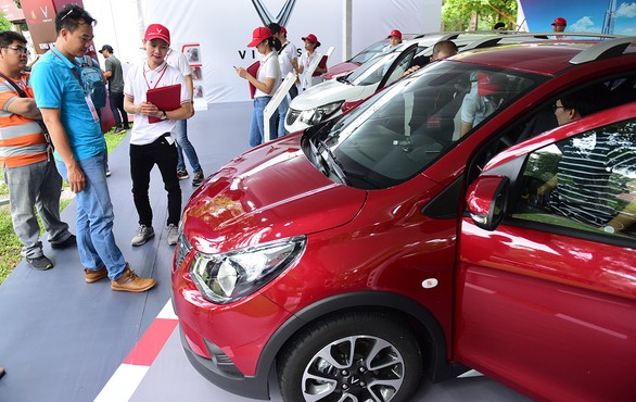 Xe Vinfast đến tay khách hàng, thêm lựa chọn cho người mua ôtô - Ảnh 1. Xe Vinfast đến tay khách hàng, thêm lựa chọn cho người mua ôtô - Ảnh 1.