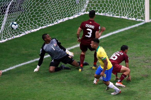 VAR cản chủ nhà Brazil giành chiếc vé đầu tiên vào tứ kết - Ảnh 2. VAR cản chủ nhà Brazil giành chiếc vé đầu tiên vào tứ kết - Ảnh 2.
