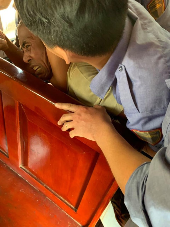 Khống chế nam hành khách đi tàu SE8 hành hung vợ - Ảnh 1. Khống chế nam hành khách đi tàu SE8 hành hung vợ - Ảnh 1.