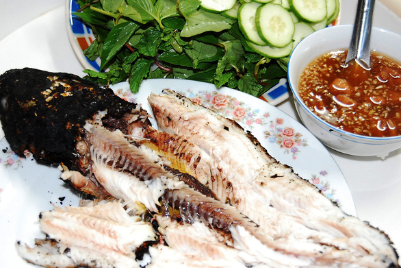 Lấy vợ, sẽ lấy ai làm món cá lóc nướng trui ngon như mẹ nấu - Ảnh 3. Lấy vợ, sẽ lấy ai làm món cá lóc nướng trui ngon như mẹ nấu - Ảnh 3.