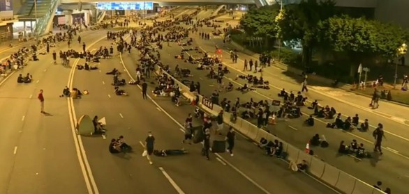 Sau biểu tình, người dân Hong Kong ở lại dọn rác đến 2 giờ sáng - Ảnh 2. Sau biểu tình, người dân Hong Kong ở lại dọn rác đến 2 giờ sáng - Ảnh 2.