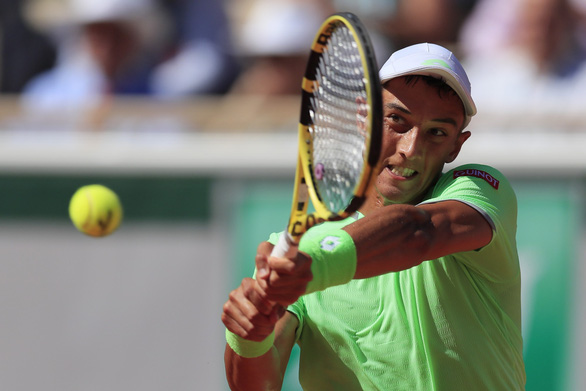 Tay vợt gốc Việt Antoine Hoang kết thúc chuyến phiêu lưu ở Roland Garros - Ảnh 1.