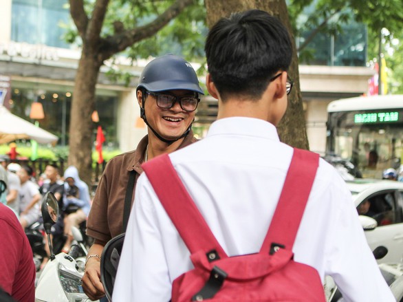 Phụ huynh đội nắng mưa chờ con thi lớp 10 - Ảnh 15. Phụ huynh đội nắng mưa chờ con thi lớp 10 - Ảnh 15.