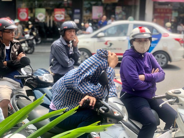 Phụ huynh đội nắng mưa chờ con thi lớp 10 - Ảnh 10. Phụ huynh đội nắng mưa chờ con thi lớp 10 - Ảnh 10.
