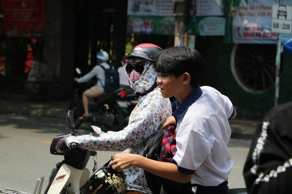 Phụ huynh đội nắng mưa chờ con thi lớp 10 - Ảnh 1. Phụ huynh đội nắng mưa chờ con thi lớp 10 - Ảnh 1.