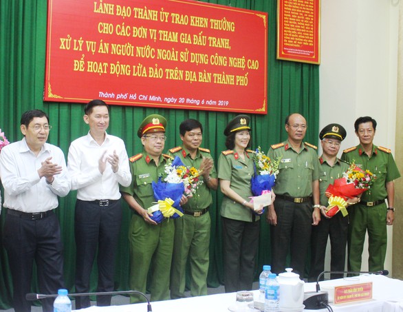 Khen thưởng Công an TP.HCM phá băng nhóm người Trung Quốc lừa đảo công nghệ - Ảnh 1. Khen thưởng Công an TP.HCM phá băng nhóm người Trung Quốc lừa đảo công nghệ - Ảnh 1.