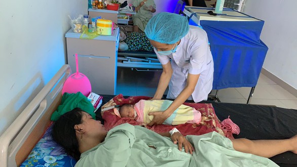 Cứu sống bé sơ sinh đẻ rớt, phần đầu kẹt trong âm đạo mẹ - Ảnh 2. Cứu sống bé sơ sinh đẻ rớt, phần đầu kẹt trong âm đạo mẹ - Ảnh 2.