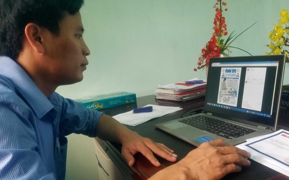 Anh Hoài xem lại bài báo cũ Anh Hoài xem lại bài báo cũ
