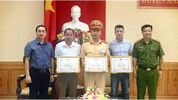 Khen thưởng người đàn ông lạ chăm nạn nhân bị tai nạn thảm khốc ở Hòa Bình - Ảnh 1. Khen thưởng người đàn ông lạ chăm nạn nhân bị tai nạn thảm khốc ở Hòa Bình - Ảnh 1.