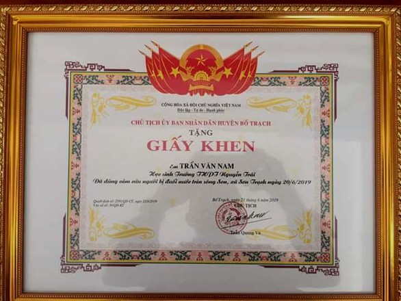 Khen thưởng học sinh lớp 10 dũng cảm cứu người dưới đáy sông Son - Ảnh 1. Khen thưởng học sinh lớp 10 dũng cảm cứu người dưới đáy sông Son - Ảnh 1.