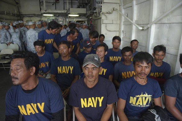 Thuyền viên Philippines tặng chó cưng cho ngư dân Việt sau vụ cứu tàu ở Biển Đông - Ảnh 2. Thuyền viên Philippines tặng chó cưng cho ngư dân Việt sau vụ cứu tàu ở Biển Đông - Ảnh 2.