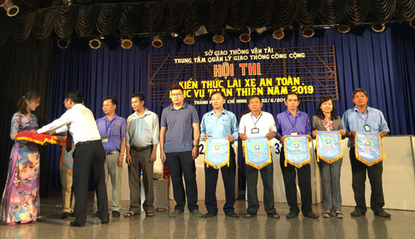 Tài xế, tiếp viên xe buýt TP.HCM dự hội thi Lái xe an toàn, phục vụ thân thiện - Ảnh 1. Tài xế, tiếp viên xe buýt TP.HCM dự hội thi Lái xe an toàn, phục vụ thân thiện - Ảnh 1.