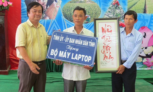 Bí thư tỉnh ngồi đất ăn cơm với bà con nông dân, viết báo ký tên Xích Lô - Ảnh 4. Bí thư tỉnh ngồi đất ăn cơm với bà con nông dân, viết báo ký tên Xích Lô - Ảnh 4.