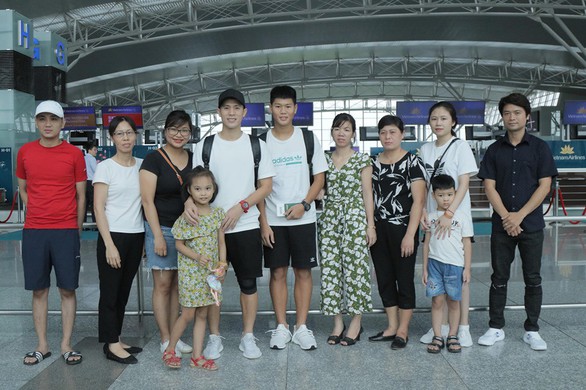 Đình Trọng lên đường sang Singapore phẫu thuật chấn thương - Ảnh 1. Đình Trọng lên đường sang Singapore phẫu thuật chấn thương - Ảnh 1.
