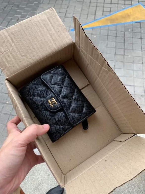 Tung tin rớt ví Chanel được người tốt trả lại, chuẩn bị lĩnh 5 năm tù - Ảnh 2. Tung tin rớt ví Chanel được người tốt trả lại, chuẩn bị lĩnh 5 năm tù - Ảnh 2.