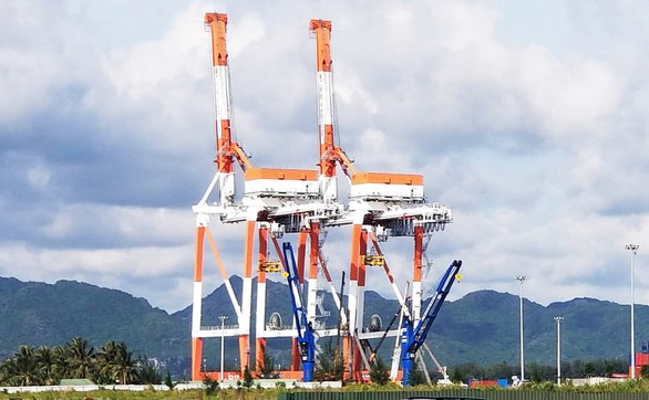 Cẩu giàn 5 triệu đô hư hại vì bị tàu container va phải - Ảnh 1. Cẩu giàn 5 triệu đô hư hại vì bị tàu container va phải - Ảnh 1.