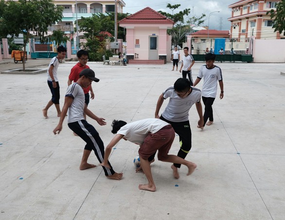 Thí sinh xã đảo duy nhất TP.HCM mượn phòng học làm chỗ trọ đi thi - Ảnh 1. Thí sinh xã đảo duy nhất TP.HCM mượn phòng học làm chỗ trọ đi thi - Ảnh 1.