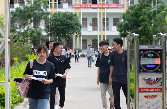 Gần 900.000 học sinh làm thủ tục thi THPT quốc gia, thí sinh lo lắng môn văn và lịch sử - Ảnh 23. Gần 900.000 học sinh làm thủ tục thi THPT quốc gia, thí sinh lo lắng môn văn và lịch sử - Ảnh 23.