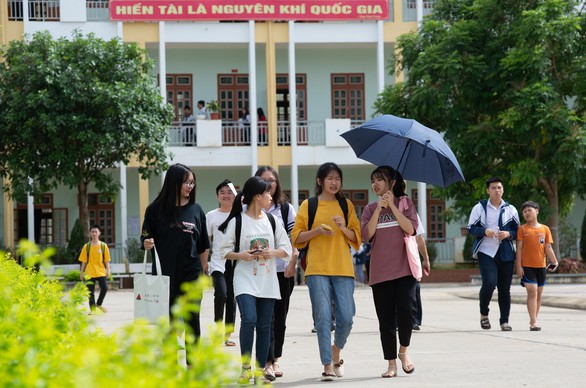 Gần 900.000 học sinh làm thủ tục thi THPT quốc gia, thí sinh lo lắng môn văn và lịch sử - Ảnh 24. Gần 900.000 học sinh làm thủ tục thi THPT quốc gia, thí sinh lo lắng môn văn và lịch sử - Ảnh 24.