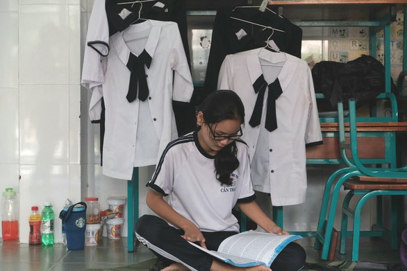 Thí sinh xã đảo duy nhất TP.HCM mượn phòng học làm chỗ trọ đi thi - Ảnh 2. Thí sinh xã đảo duy nhất TP.HCM mượn phòng học làm chỗ trọ đi thi - Ảnh 2.