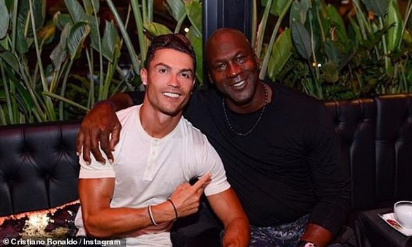 Ronaldo bo hơn nửa tỉ đồng cho nhân viên khách sạn - Ảnh 1. Ronaldo bo hơn nửa tỉ đồng cho nhân viên khách sạn - Ảnh 1.
