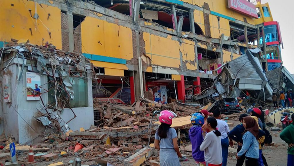 Động đất 7,5 độ Richter ở Indonesia - Ảnh 1. Động đất 7,5 độ Richter ở Indonesia - Ảnh 1.