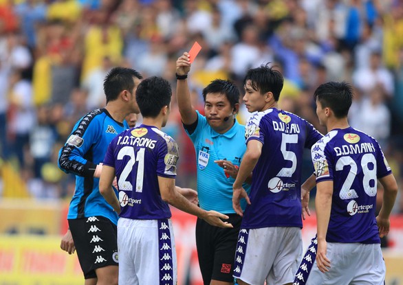 Trọng tài FIFA Nguyễn Hiền Triết bị ngất xỉu khi kiểm tra thể lực - Ảnh 1. Trọng tài FIFA Nguyễn Hiền Triết bị ngất xỉu khi kiểm tra thể lực - Ảnh 1.