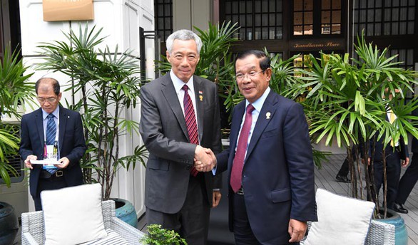 Gặp ông Hun Sen, ông Lý Hiển Long hứa không xát muối vết thương cũ - Ảnh 1. Gặp ông Hun Sen, ông Lý Hiển Long hứa không xát muối vết thương cũ - Ảnh 1.