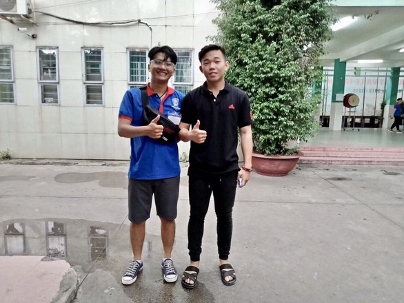 Thí sinh được sinh viên tình nguyện cho mượn... quần dài - Ảnh 1. Thí sinh được sinh viên tình nguyện cho mượn... quần dài - Ảnh 1.