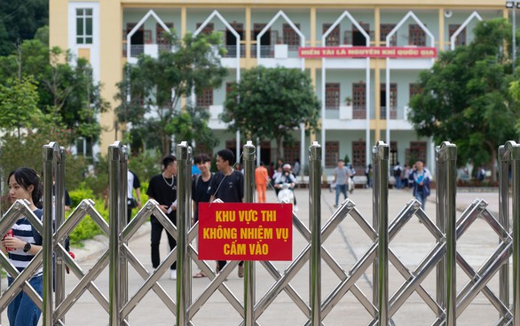 Có thẻ tác nghiệp, phóng viên Tuổi Trẻ vẫn bị điểm thi ở Sơn La ‘cấm cửa’ - Ảnh 1. Có thẻ tác nghiệp, phóng viên Tuổi Trẻ vẫn bị điểm thi ở Sơn La ‘cấm cửa’ - Ảnh 1.