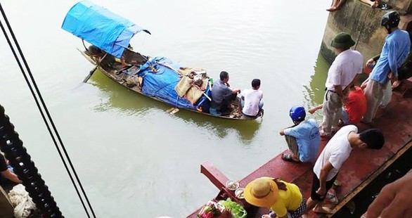 Lật thuyền đánh cá, hai bà cháu mất tích trên sông - Ảnh 1. Lật thuyền đánh cá, hai bà cháu mất tích trên sông - Ảnh 1.