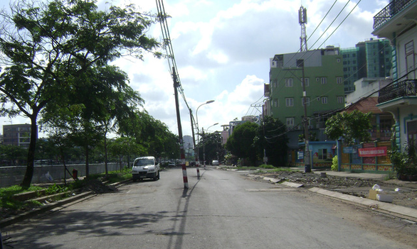 Cột điện cả hàng giữa đường khiến dân phập phồng - Ảnh 1. Cột điện cả hàng giữa đường khiến dân phập phồng - Ảnh 1.