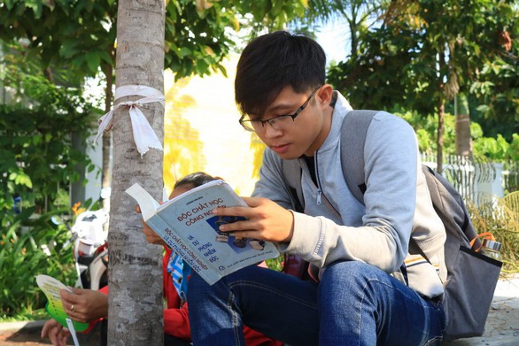 Ba mẹ bị mù, bà ngoại 71 tuổi bắt xe ôm đưa cháu đi thi - Ảnh 5. Ba mẹ bị mù, bà ngoại 71 tuổi bắt xe ôm đưa cháu đi thi - Ảnh 5.