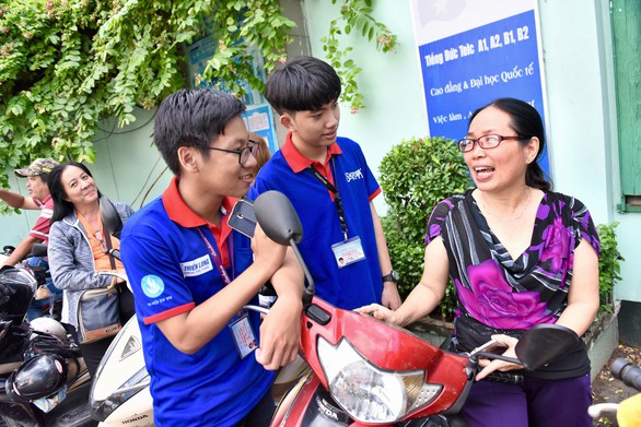 Bí thư Trung ương Đoàn đến điểm thi, cổ vũ tinh thần tình nguyện viên - Ảnh 3. Bí thư Trung ương Đoàn đến điểm thi, cổ vũ tinh thần tình nguyện viên - Ảnh 3.