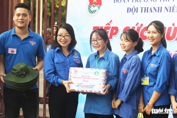 Miễn phí đưa đò thí sinh đến trường thi - Ảnh 4. Miễn phí đưa đò thí sinh đến trường thi - Ảnh 4.