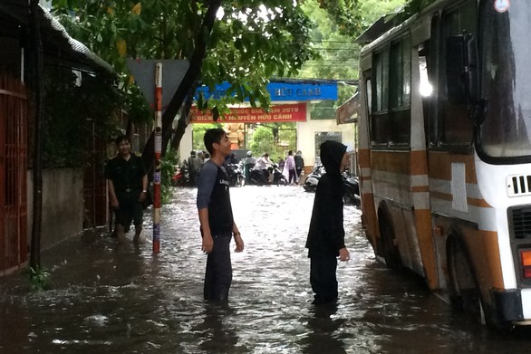 Mưa lớn, quốc lộ 51 ngập sâu hàng giờ liền - Ảnh 4. Mưa lớn, quốc lộ 51 ngập sâu hàng giờ liền - Ảnh 4.