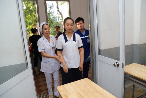 Mới mổ ruột thừa, nữ sinh đi xe cứu thương đến trường thi - Ảnh 2. Mới mổ ruột thừa, nữ sinh đi xe cứu thương đến trường thi - Ảnh 2.