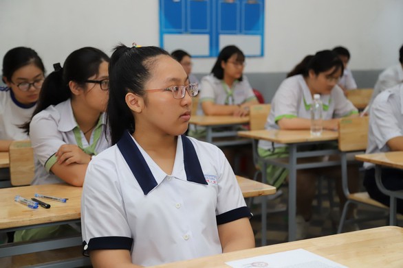 Mới mổ ruột thừa, nữ sinh đi xe cứu thương đến trường thi - Ảnh 4. Mới mổ ruột thừa, nữ sinh đi xe cứu thương đến trường thi - Ảnh 4.