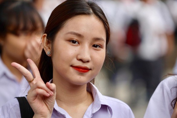 Hình ảnh thí sinh tươi tắn đi thi - Ảnh 17. Hình ảnh thí sinh tươi tắn đi thi - Ảnh 17.