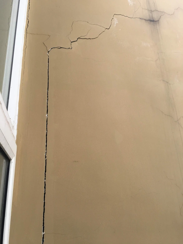 Người dân vườn đào kêu cứu vì tường nứt, nền nhà sụt lún - Ảnh 4. Người dân vườn đào kêu cứu vì tường nứt, nền nhà sụt lún - Ảnh 4.
