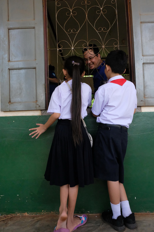 Chiến sĩ tình nguyện trao học bổng cho học sinh Lào - Ảnh 6. Chiến sĩ tình nguyện trao học bổng cho học sinh Lào - Ảnh 6.