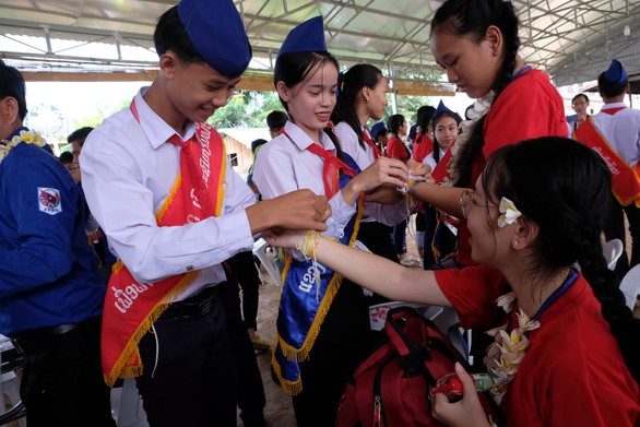 Chiến sĩ tình nguyện trao học bổng cho học sinh Lào - Ảnh 9. Chiến sĩ tình nguyện trao học bổng cho học sinh Lào - Ảnh 9.