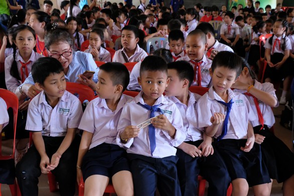 Chiến sĩ tình nguyện trao học bổng cho học sinh Lào - Ảnh 10. Chiến sĩ tình nguyện trao học bổng cho học sinh Lào - Ảnh 10.