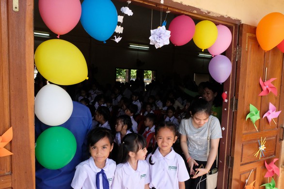 Chiến sĩ tình nguyện trao học bổng cho học sinh Lào - Ảnh 12. Chiến sĩ tình nguyện trao học bổng cho học sinh Lào - Ảnh 12.