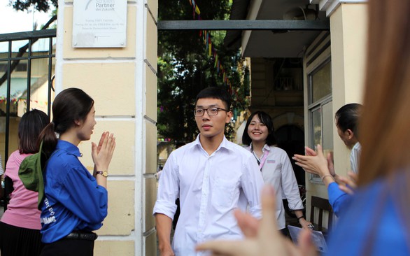 Ngày thi đầu tiên: Phòng thi bình yên, đề thi dậy sóng - Ảnh 4. Ngày thi đầu tiên: Phòng thi bình yên, đề thi dậy sóng - Ảnh 4.