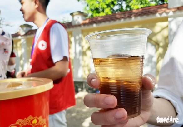 Học sinh đàn em tặng nước mát cho học sinh đàn anh đi thi - Ảnh 3. Học sinh đàn em tặng nước mát cho học sinh đàn anh đi thi - Ảnh 3.