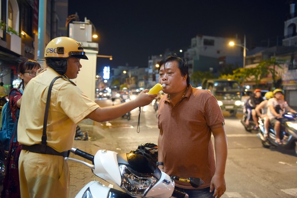 Theo chân CSGT xử phạt ma men vi phạm giao thông - Ảnh 1. Theo chân CSGT xử phạt ma men vi phạm giao thông - Ảnh 1.