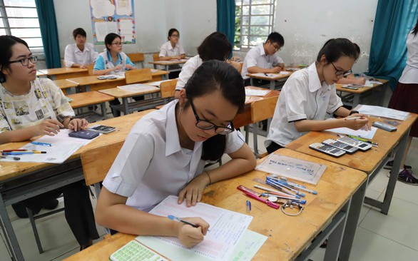 Bộ GD-ĐT yêu cầu siết kỷ luật phòng thi sau vụ chụp ảnh đề văn gửi ra ngoài - Ảnh 1. Bộ GD-ĐT yêu cầu siết kỷ luật phòng thi sau vụ chụp ảnh đề văn gửi ra ngoài - Ảnh 1.